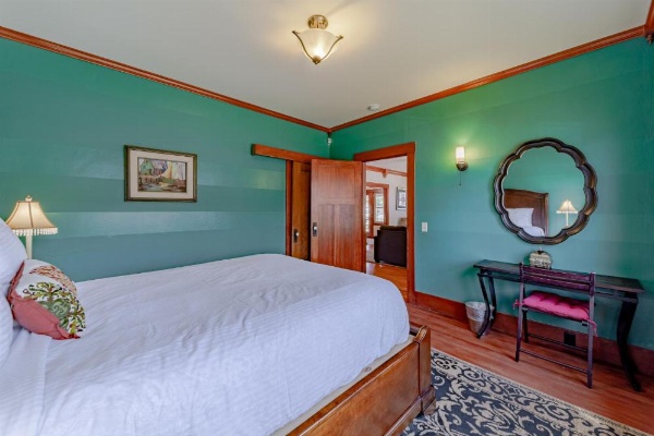 Classy Craftsman image 26